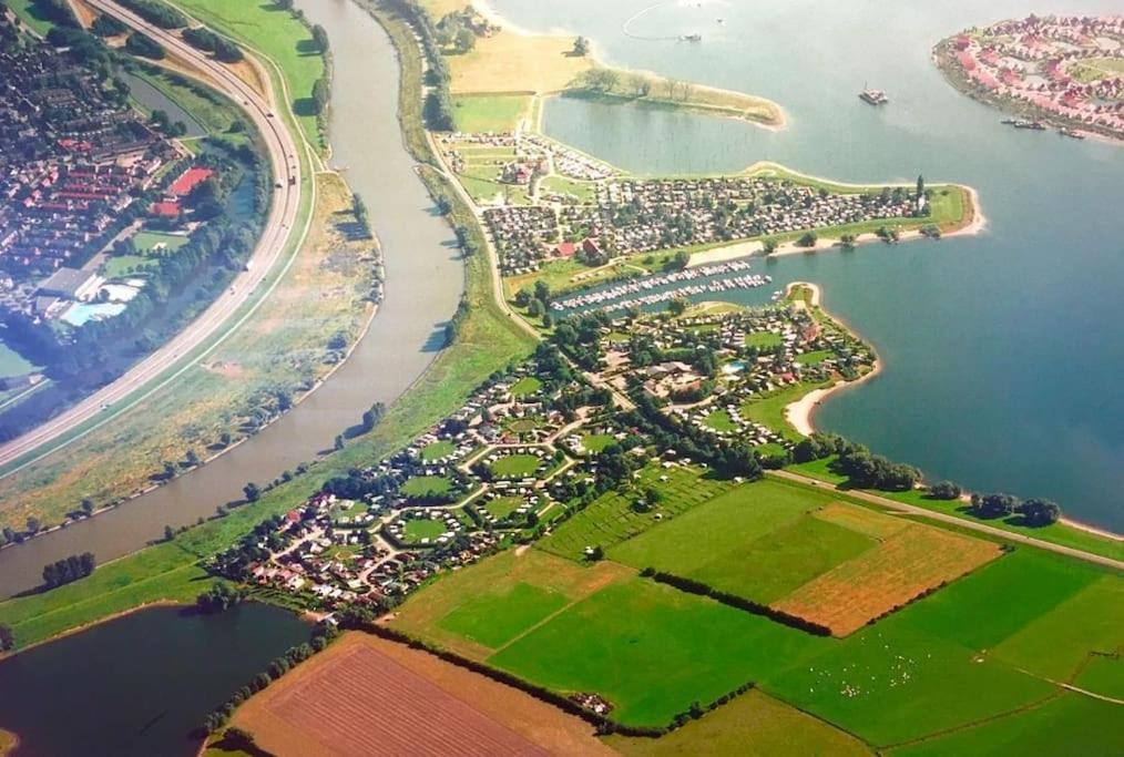 Vakantiehuis Met Vijverzicht Lathum Exterior foto