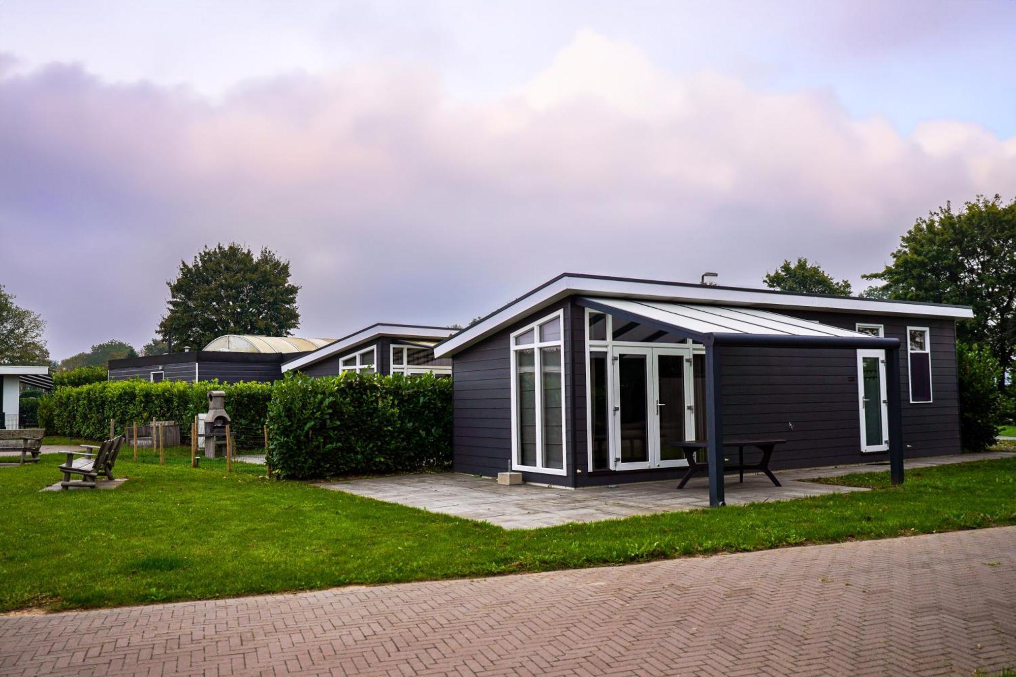 Vakantiehuis Met Vijverzicht Lathum Exterior foto